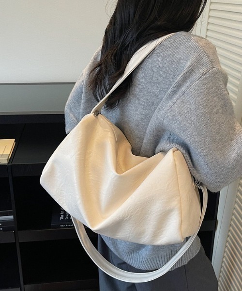 yuue' ( wear )(ユーイ)の「大容量2WAYフェイクレザーボストンバッグ(ショルダーバッグ・レディース・ダークブラウン/アイボリー/ブラック・FREE)」の6枚目の写真