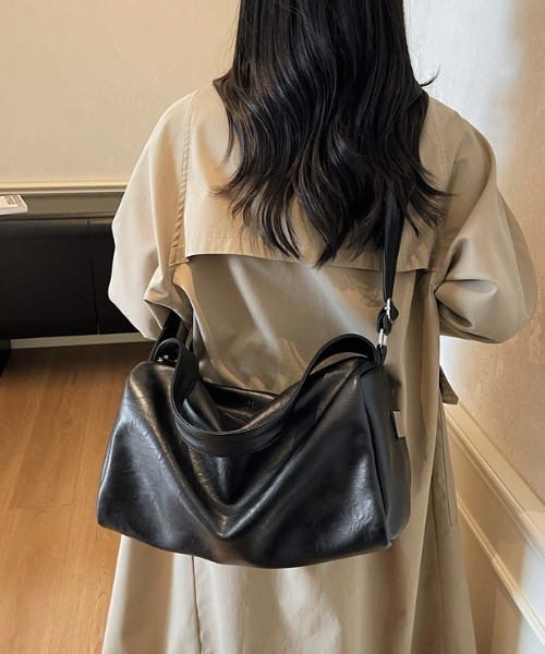 yuue' ( wear )(ユーイ)の「大容量2WAYフェイクレザーボストンバッグ(ショルダーバッグ・レディース・ダークブラウン/アイボリー/ブラック・FREE)」の12枚目の写真