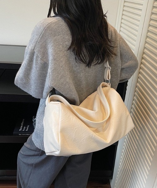 yuue' ( wear )(ユーイ)の「大容量2WAYフェイクレザーボストンバッグ(ショルダーバッグ・レディース・ダークブラウン/アイボリー/ブラック・FREE)」の7枚目の写真