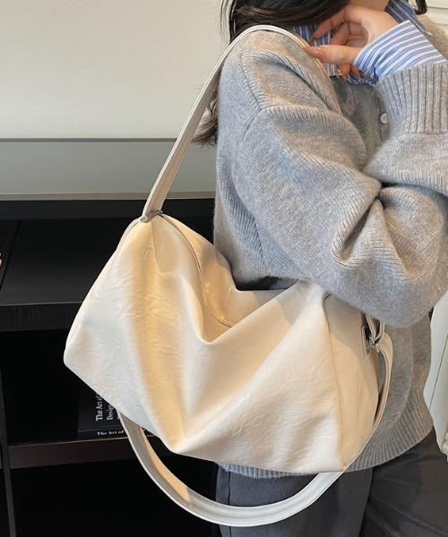 yuue' ( wear )(ユーイ)の「大容量2WAYフェイクレザーボストンバッグ(ショルダーバッグ・レディース・ダークブラウン/アイボリー/ブラック・FREE)」の5枚目の写真
