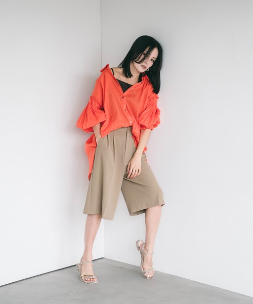 YECCA VECCA(イェッカヴェッカ)の「【尾崎紗代子さん着用】タックハーフパンツ(その他パンツ・レディース・ネイビー/キャメル/グレイッシュベージュ・FREE)」の1枚目の写真
