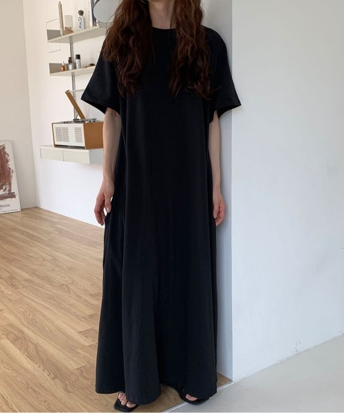 AMAJI（アマジ）の「シンプル無地 ゆったりシルエット ロングTシャツワンピース マキシ丈 涼感サマードレス（Tシャツ/カットソー・レディース・ベージュ/ホワイト/パープル/ブラック/ライトブルー・FREE）」の2枚目の写真