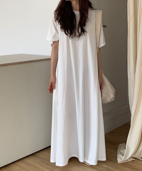 AMAJI（アマジ）の「シンプル無地 ゆったりシルエット ロングTシャツワンピース マキシ丈 涼感サマードレス（Tシャツ/カットソー・レディース・ベージュ/ホワイト/パープル/ブラック/ライトブルー・FREE）」の11枚目の写真
