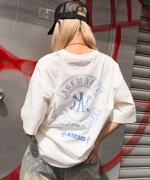 A'GEM9（エージェムナイン）の「A'GEM/9 × .kom 『A'GEM/9/エージェムナイン』ロゴラインストーンTシャツ（Tシャツ/カットソー・レディース・ピンク/ホワイト/ブラック×ピンク/ブラック×ホワイト・L/M）」の2枚目の写真