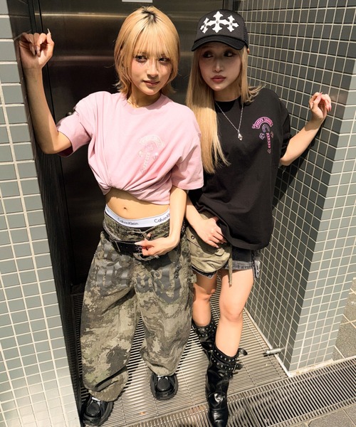 A'GEM9（エージェムナイン）の「A'GEM/9 × .kom 『A'GEM/9/エージェムナイン』ロゴラインストーンTシャツ（Tシャツ/カットソー・レディース・ピンク/ホワイト/ブラック×ピンク/ブラック×ホワイト・L/M）」の8枚目の写真