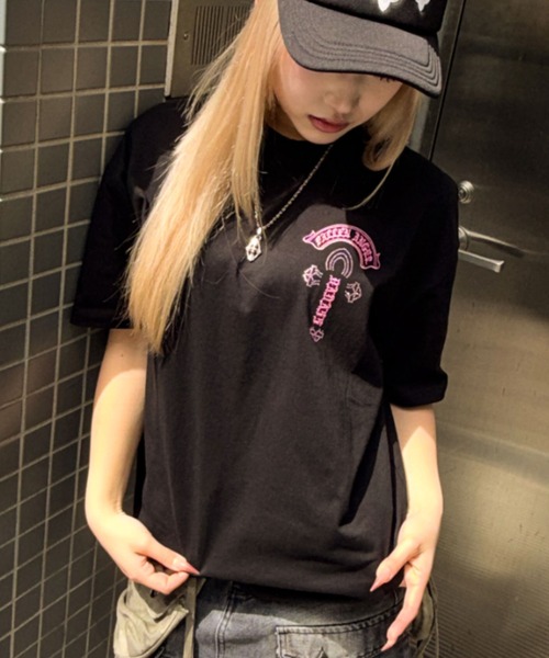 A'GEM9（エージェムナイン）の「A'GEM/9 × .kom 『A'GEM/9/エージェムナイン』ロゴラインストーンTシャツ（Tシャツ/カットソー・レディース・ピンク/ホワイト/ブラック×ピンク/ブラック×ホワイト・L/M）」の16枚目の写真
