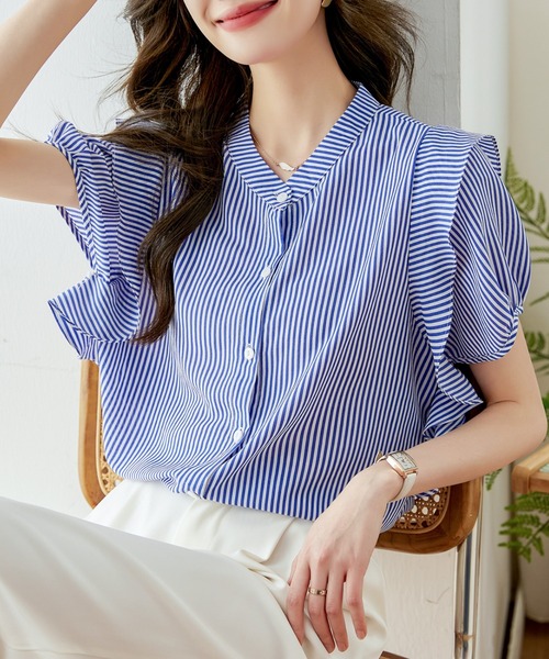 AMAJI（アマジ）の「ストライプ柄半袖シャツ　スタンドカラー　フリルデザイン（シャツ/ブラウス・レディース・ブルー・X-LARGE/SMALL/MEDIUM/LARGE）」の3枚目の写真