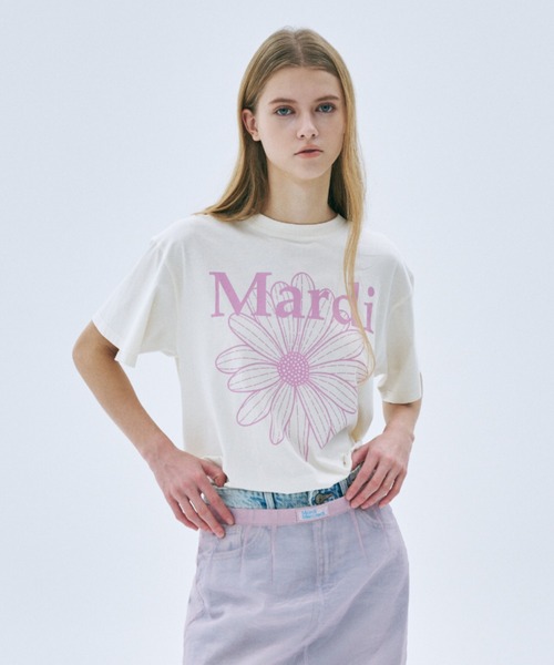 Mardi Mercredi（マルディメクルディ）の「TSHIRT FLOWERMARDI / Tシャツ フラワーマルディ（Tシャツ/カットソー・レディース・ベージュ系/ベージュ系その他3/クリーム/パープル/ラベンダー/ピンク/ベージュ系その他4/ベージュ系その他2/ブルー/マジェンタ・FREE）」の2枚目の写真