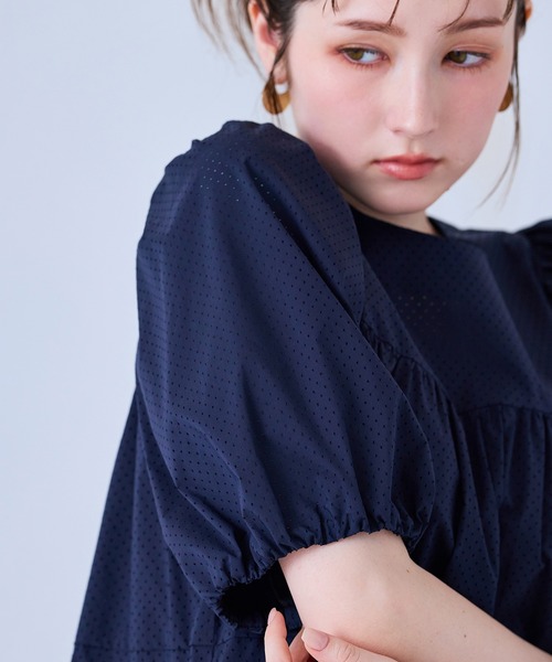 Audie a Muses(オーディアミューズ)の「エアードットパンチングティアードブラウス(シャツ/ブラウス・レディース・ネイビー/オフホワイト・42/38)」の6枚目の写真
