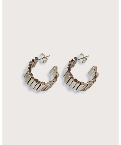 kiehtova(キエトヴァ)の「【kiehtova】MODERN BOLD HOOP PIERCE/モダン ボールド フープ ピアス(ピアス(両耳用)・レディース・ゴールド/シルバー・FREE)」の5枚目の写真