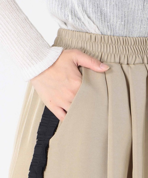 Jines(ジネス)の「ヴィンテージサテンサイドフリルパンツ(その他パンツ・レディース・ベージュ/ブラック/チャコールグレー・38)」の13枚目の写真