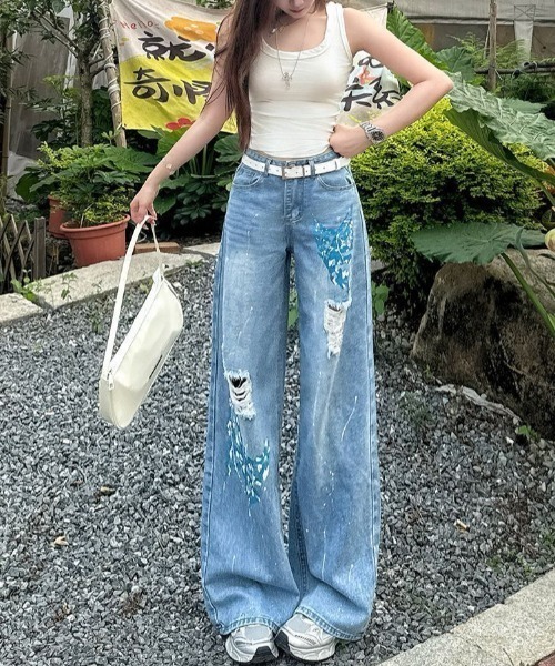 AMAJI(アマジ)の「クラッシュ加工 ペイント デニムパンツ(デニムパンツ・レディース・ブルー・SMALL/MEDIUM/LARGE/X-LARGE)」の2枚目の写真