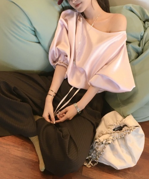 Aelina(エリナ)の「オフショルダー半袖トップス(その他トップス・レディース・ピンク/オフホワイト/ブラック・FREE)」の3枚目の写真