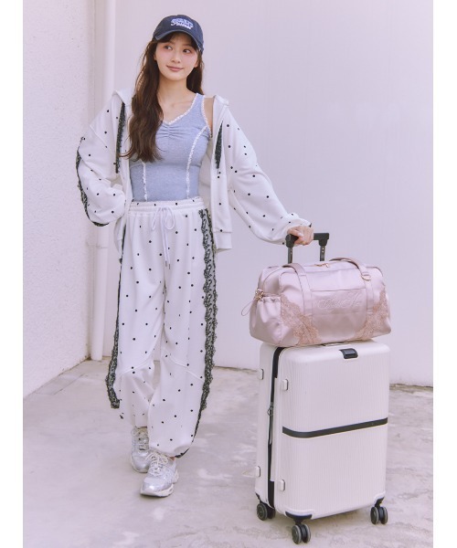 SNIDEL HOME(スナイデルホーム)の「【WEB限定カラーあり】ビジューロゴキャリーオンバッグ(トートバッグ・レディース・ピンクベージュ/ライトブルー/アイボリー/ブラック・F)」の4枚目の写真