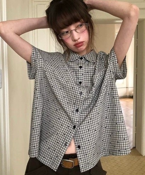 AVYL(アヴィル)の「モノトーン総柄ミニチェック半袖ショートシャツ(シャツ/ブラウス・レディース・ブラック・M)」の1枚目の写真