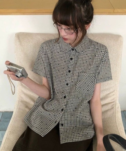 AVYL(アヴィル)の「モノトーン総柄ミニチェック半袖ショートシャツ(シャツ/ブラウス・レディース・ブラック・M)」の3枚目の写真