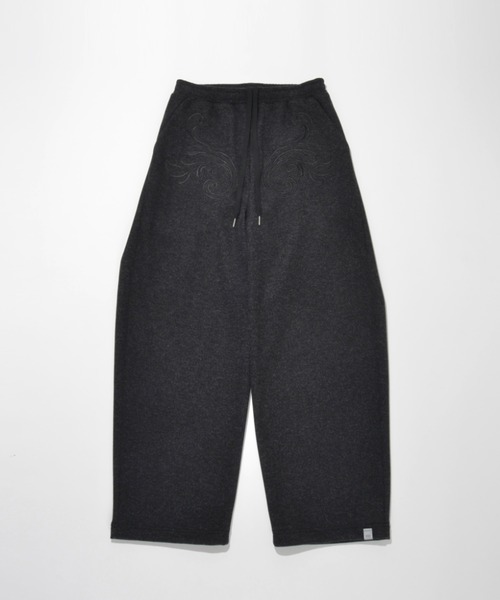 SUPERTHANKS(スーパーサンクス)の「<オリジナル刺繍>ウール調ストレッチサイドタックバルーンパンツStretch wool like Side-tuck balloon pants(その他パンツ・メンズ・ブラック/グレー・L/M/S)」の2枚目の写真