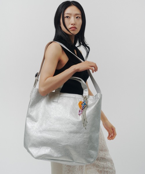 THINGS THAT MATTER(シングス ザット マター)の「TYVEK BIG TOTE BAG / タイベック ビッグ トートバッグ(トートバッグ・レディース・シルバー/ブラック・FREE)」の5枚目の写真