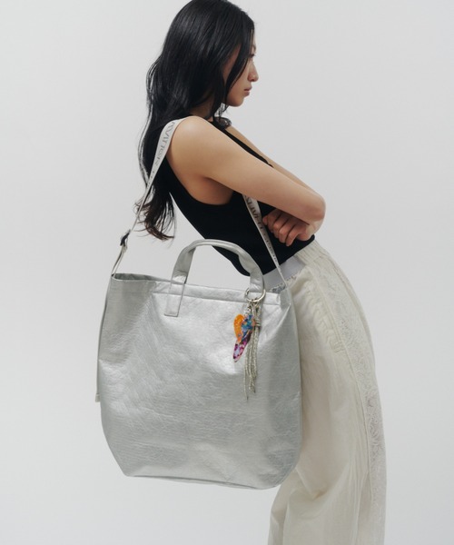 THINGS THAT MATTER(シングス ザット マター)の「TYVEK BIG TOTE BAG / タイベック ビッグ トートバッグ(トートバッグ・レディース・シルバー/ブラック・FREE)」の9枚目の写真