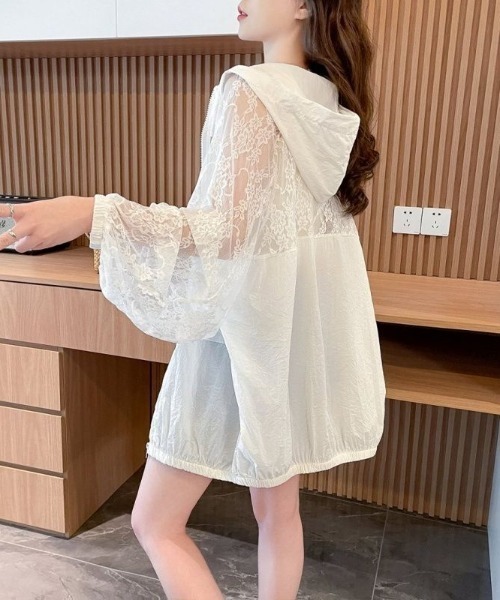 LUCPY(ラクピー)の「レース切替シアーフードブルゾン(シャツ/ブラウス・レディース・ホワイト・MEDIUM/LARGE/X-LARGE/XX-LARGE)」の2枚目の写真