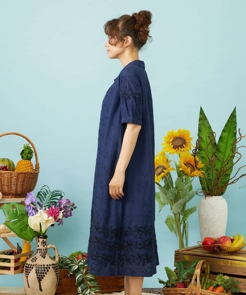 Jocomomola(ホコモモラ)の「Sendero de flores フラワー刺繍シャツワンピース(ワンピース・レディース・ネイビー/アイボリー・40)」の4枚目の写真