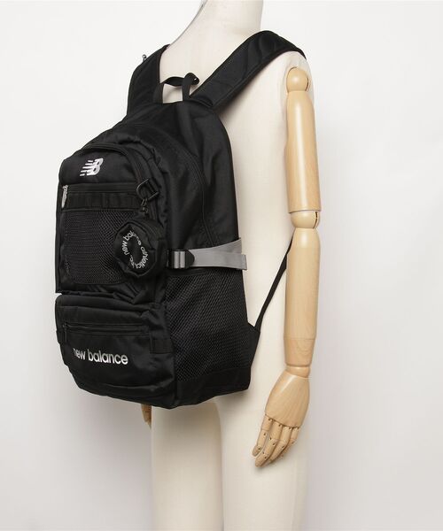 FUNALIVE(ファンアライブ)の「new balance グラデーションロゴDAY PACK 32L ポーチ付(バックパック/リュック・メンズ・ブラック/ブラック×パープル・フリー)」の20枚目の写真