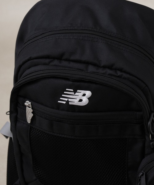 FUNALIVE(ファンアライブ)の「new balance グラデーションロゴDAY PACK 32L ポーチ付(バックパック/リュック・メンズ・ブラック/ブラック×パープル・フリー)」の6枚目の写真
