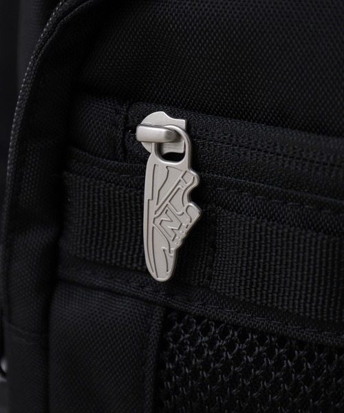 FUNALIVE(ファンアライブ)の「new balance グラデーションロゴDAY PACK 32L ポーチ付(バックパック/リュック・メンズ・ブラック/ブラック×パープル・フリー)」の7枚目の写真