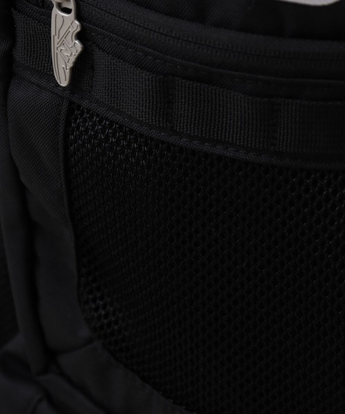 FUNALIVE(ファンアライブ)の「new balance グラデーションロゴDAY PACK 32L ポーチ付(バックパック/リュック・メンズ・ブラック/ブラック×パープル・フリー)」の8枚目の写真