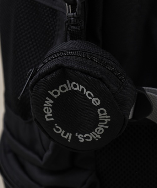 FUNALIVE(ファンアライブ)の「new balance グラデーションロゴDAY PACK 32L ポーチ付(バックパック/リュック・メンズ・ブラック/ブラック×パープル・フリー)」の9枚目の写真
