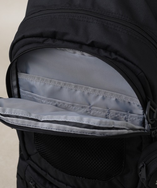 FUNALIVE(ファンアライブ)の「new balance グラデーションロゴDAY PACK 32L ポーチ付(バックパック/リュック・メンズ・ブラック/ブラック×パープル・フリー)」の14枚目の写真