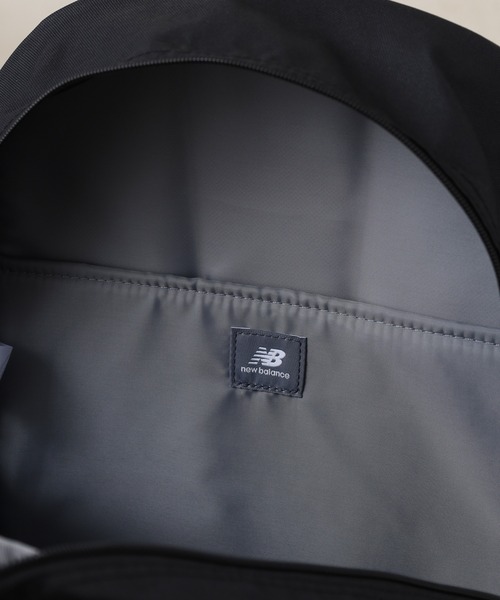 FUNALIVE(ファンアライブ)の「new balance グラデーションロゴDAY PACK 32L ポーチ付(バックパック/リュック・メンズ・ブラック/ブラック×パープル・フリー)」の15枚目の写真
