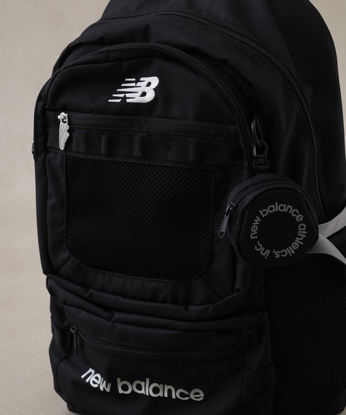 FUNALIVE(ファンアライブ)の「new balance グラデーションロゴDAY PACK 32L ポーチ付(バックパック/リュック・メンズ・ブラック/ブラック×パープル・フリー)」の4枚目の写真