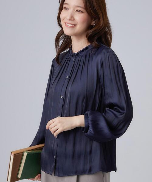 SHOO・LA・RUE（シューラルー）の「【通勤/UV/洗濯後しわになりにくい/S-LL】華やかに見せてくれる プチフリルサテンブラウス（シャツ/ブラウス・レディース・オフホワイト/ベージュ/ネイビー・04/01/02/03）」の3枚目の写真