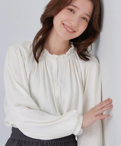 SHOO・LA・RUE（シューラルー）の「【通勤/UV/洗濯後しわになりにくい/S-LL】華やかに見せてくれる プチフリルサテンブラウス（シャツ/ブラウス・レディース・オフホワイト/ベージュ/ネイビー・04/01/02/03）」の2枚目の写真