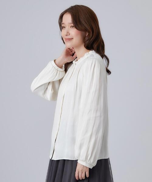 SHOO・LA・RUE（シューラルー）の「【通勤/UV/洗濯後しわになりにくい/S-LL】華やかに見せてくれる プチフリルサテンブラウス（シャツ/ブラウス・レディース・オフホワイト/ベージュ/ネイビー・04/01/02/03）」の4枚目の写真