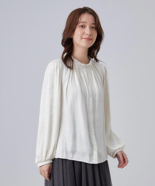 SHOO・LA・RUE（シューラルー）の「【通勤/UV/洗濯後しわになりにくい/S-LL】華やかに見せてくれる プチフリルサテンブラウス（シャツ/ブラウス・レディース・オフホワイト/ベージュ/ネイビー・04/01/02/03）」の5枚目の写真