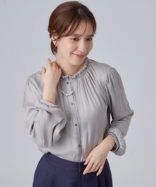 SHOO・LA・RUE（シューラルー）の「【通勤/UV/洗濯後しわになりにくい/S-LL】華やかに見せてくれる プチフリルサテンブラウス（シャツ/ブラウス・レディース・オフホワイト/ベージュ/ネイビー・04/01/02/03）」の8枚目の写真