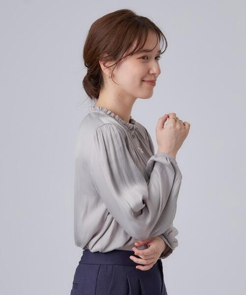 SHOO・LA・RUE（シューラルー）の「【通勤/UV/洗濯後しわになりにくい/S-LL】華やかに見せてくれる プチフリルサテンブラウス（シャツ/ブラウス・レディース・オフホワイト/ベージュ/ネイビー・04/01/02/03）」の9枚目の写真
