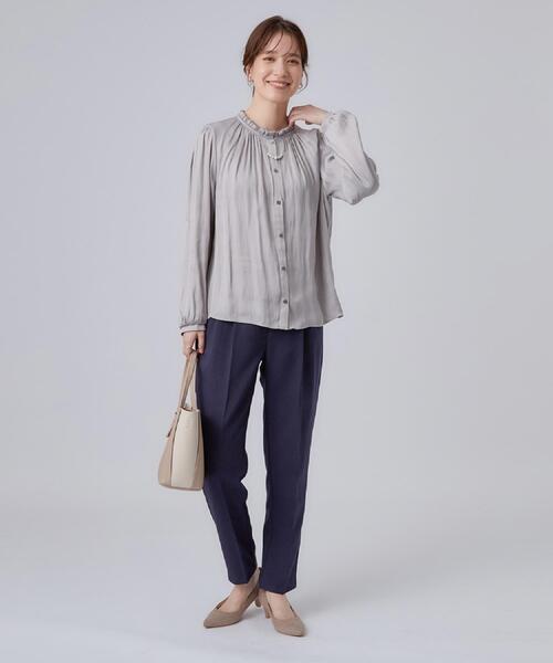 SHOO・LA・RUE（シューラルー）の「【通勤/UV/洗濯後しわになりにくい/S-LL】華やかに見せてくれる プチフリルサテンブラウス（シャツ/ブラウス・レディース・オフホワイト/ベージュ/ネイビー・04/01/02/03）」の10枚目の写真