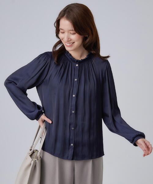 SHOO・LA・RUE（シューラルー）の「【通勤/UV/洗濯後しわになりにくい/S-LL】華やかに見せてくれる プチフリルサテンブラウス（シャツ/ブラウス・レディース・オフホワイト/ベージュ/ネイビー・04/01/02/03）」の12枚目の写真