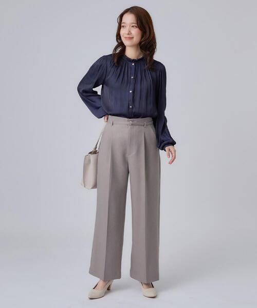 SHOO・LA・RUE（シューラルー）の「【通勤/UV/洗濯後しわになりにくい/S-LL】華やかに見せてくれる プチフリルサテンブラウス（シャツ/ブラウス・レディース・オフホワイト/ベージュ/ネイビー・04/01/02/03）」の14枚目の写真