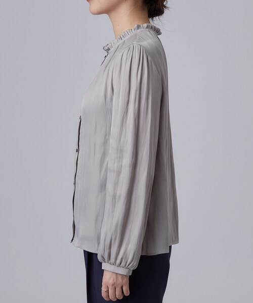 SHOO・LA・RUE（シューラルー）の「【通勤/UV/洗濯後しわになりにくい/S-LL】華やかに見せてくれる プチフリルサテンブラウス（シャツ/ブラウス・レディース・オフホワイト/ベージュ/ネイビー・04/01/02/03）」の17枚目の写真