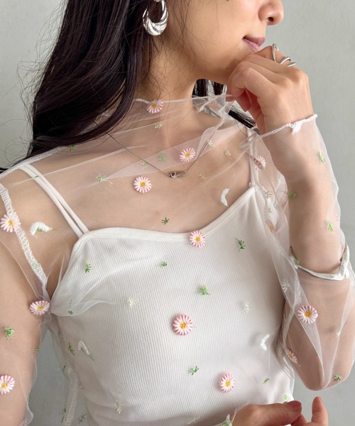 LOVALOT(ラバロット)の「花柄 シアーカットソー 長袖(Tシャツ/カットソー・レディース・ブラック/アイボリー/ホワイト/グレー・FREE)」の2枚目の写真