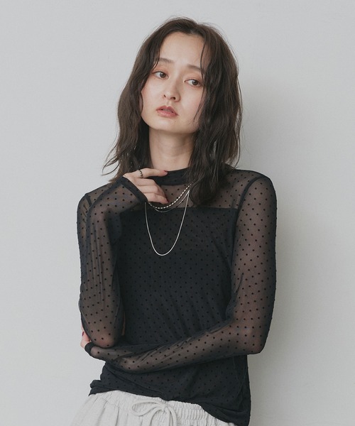 ad thie(アドティエ)の「プチ ハイネック ドット シアートップス(Tシャツ/カットソー・レディース・オフホワイト/ブラック・FREE)」の2枚目の写真
