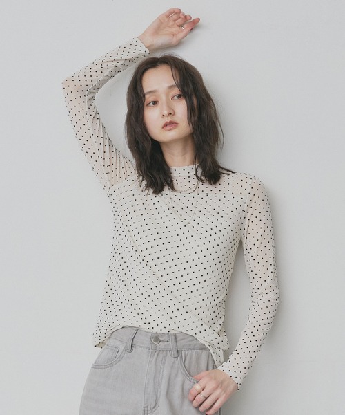 ad thie(アドティエ)の「プチ ハイネック ドット シアートップス(Tシャツ/カットソー・レディース・オフホワイト/ブラック・FREE)」の5枚目の写真