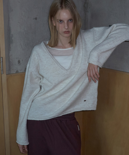 RENSE（レンセ）の「Deep V-Neck Knit Ivory（ニット/セーター・レディース・その他・OS）」の2枚目の写真