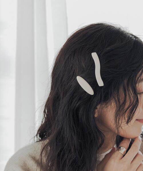 URBAN RESEARCH DOORS(アーバンリサーチドアーズ)の「ウェーブオーバルペアクリップ(バレッタ/ヘアクリップ・レディース・アイボリー/ブラック・ONE)」の1枚目の写真