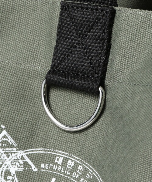 BEAMS T(ビームスティー)の「OPTICALSTAR / Tote Bag(トートバッグ・メンズ・オリーブ・ONE SIZE)」の5枚目の写真