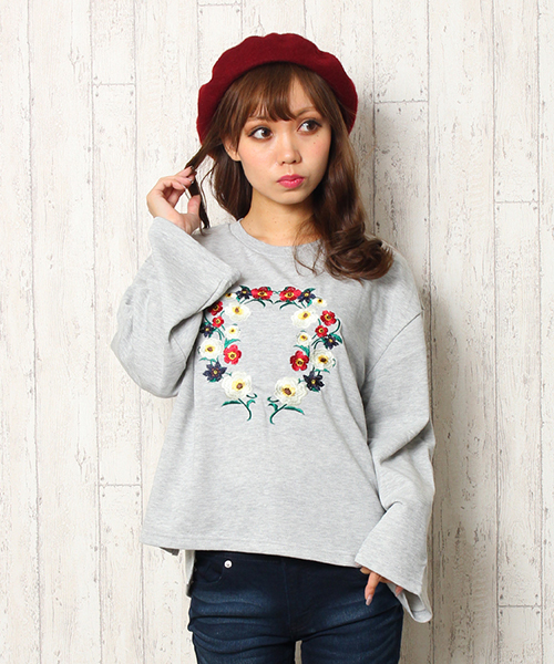 SpRay（スプレイ）の「【新色入荷】花刺繍スウェット（スウェット・レディース・ネイビー/ブラック/ワイン/オフホワイト/グレー/ブルー/ピンク/カーキ・FREE）」の3枚目の写真